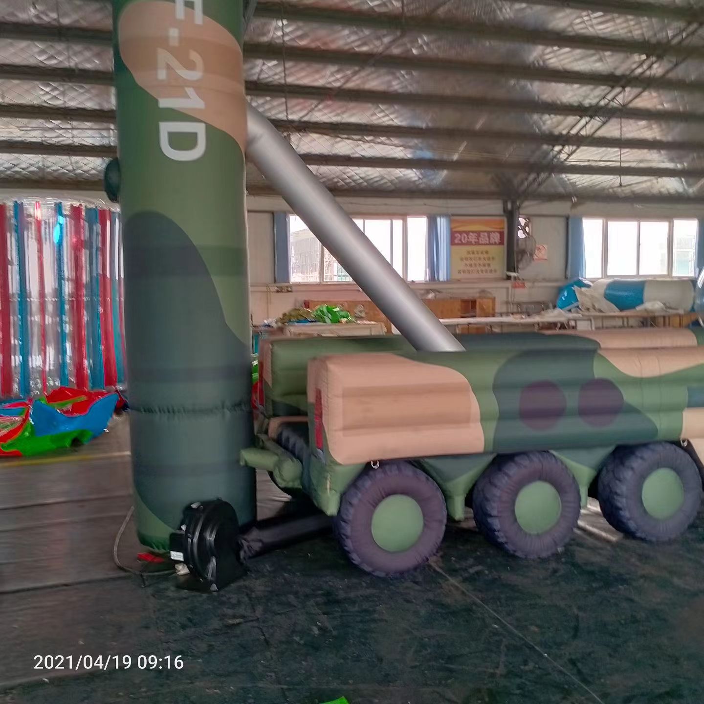 银川军事演习中的充气目标车辆：模拟发射车雷达车坦克飞机